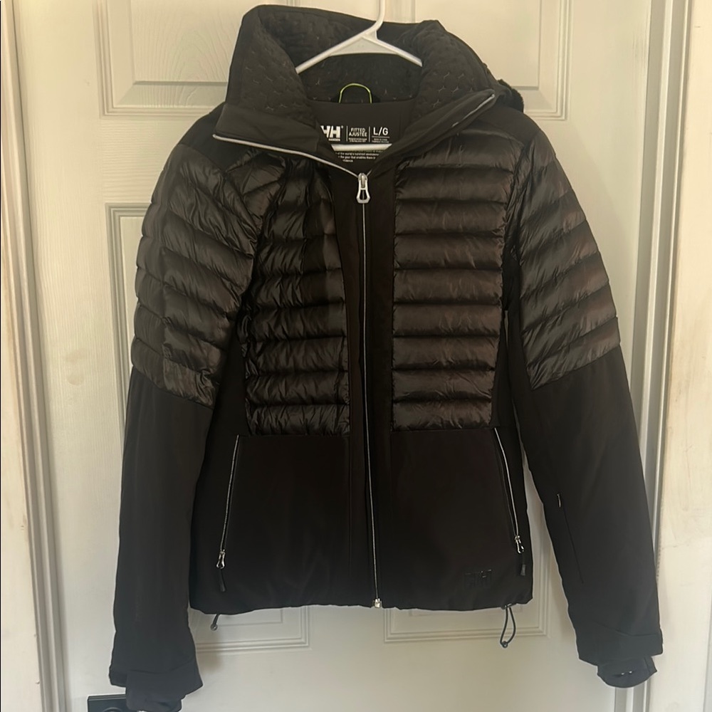 Helly Hanson ski jacket w. Detachable hood, Black Puffer. Size L.